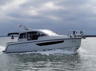 2017 Sealine C330