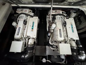 Sea Ray 410 Sundancer  - Engine