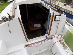 Pegasus 700  - Companionway