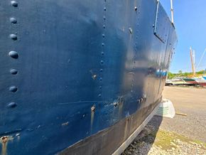 Houseboat 43ft  - Hull Close Up