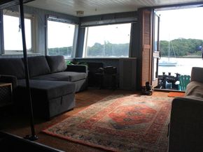 Admiralty Lighter 23m Houseboat - Saloon