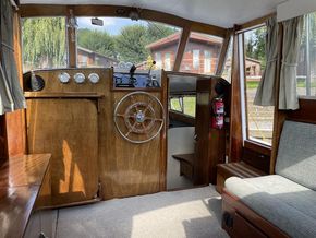 Saloon to Bow