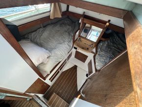 Aft cabin, 2 beds, sink and heads
