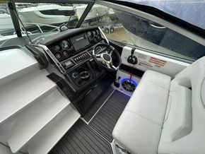 2017 Monterey 275 Sport Yacht 8