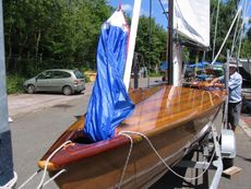 Classic styled sailing dinghy with lead Bulb keel