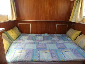 Locaboat 1106 ex hire cruiser - Forward Cabin