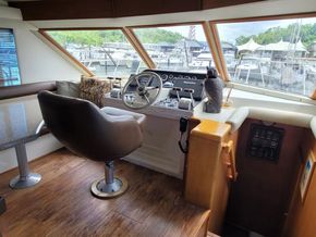 Navigator 5300 Classic Pilothouse Motoryacht  - Helm