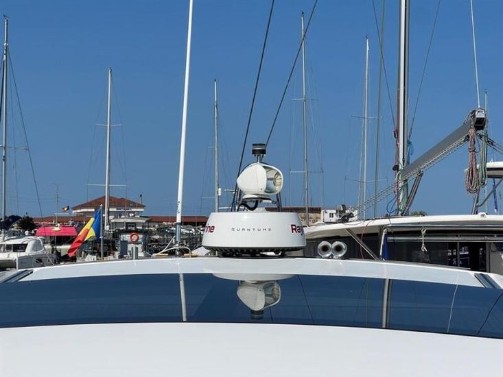 2018 Sealine C330