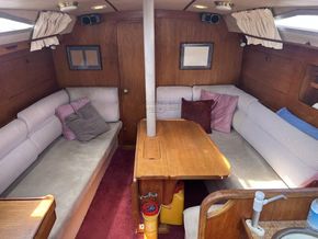 Moody 346  - Interior