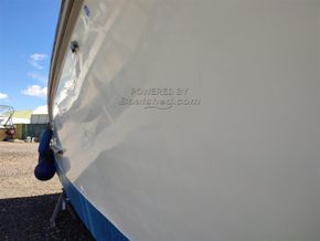 Coronet 32 Oceanfarer  - Hull Close Up