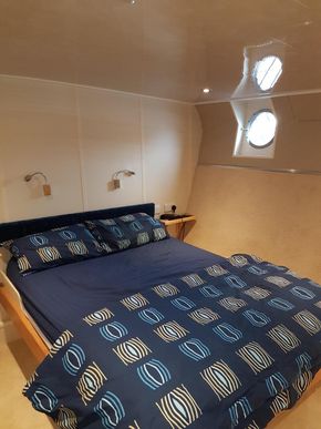 Mid Ship Double Bed Room with double shower, wc and hand basin