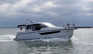2017 Sealine C330