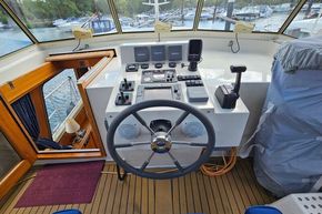 Stevens 1200 Vlet 2005 boat helm with navigation controls and marina view.
