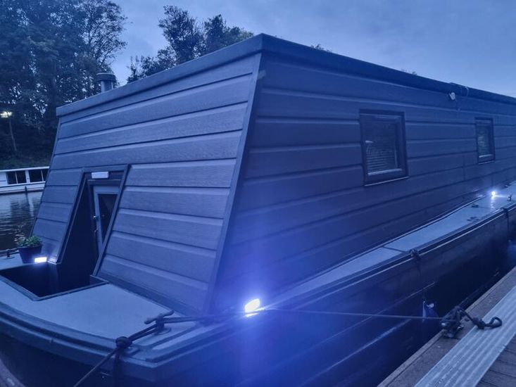 Stylish 40ft x 12ft Liveaboard Houseboat