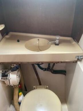 Toilet/wash basin