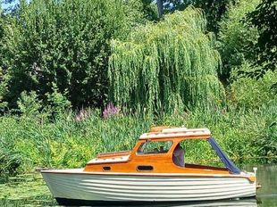 Classic Pretty 1950's Motor Cruiser