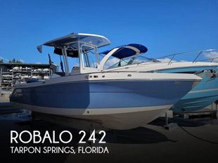 2022 Robalo R242 Explorer