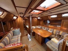 Dufour 50 Prestige commissioned 2001 - Saloon