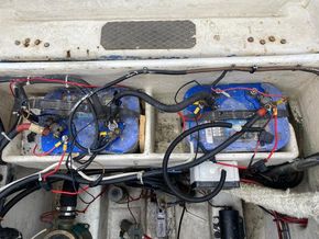 Offshore 27 Fast Fisher  - Batteries
