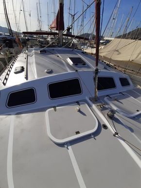 Deck view from bow. Grey is nonslip