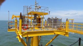 Decommissioning process offshore - Taking helideck out