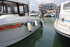 Beneteau Barracuda 7  - Hull Close Up