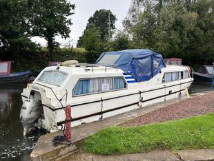 Jubilate Deo32ft 1900 5 berth GRP motor cruiser