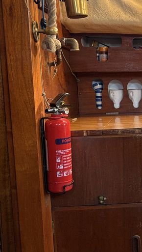 Galley powder fire extinguisher 