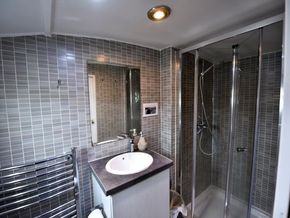 Viking Wide Beam 70ft with Windsor mooring  - Heads 2