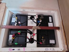 Moody 31 Mk1  - Batteries