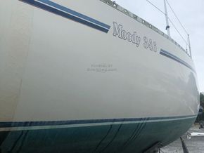Moody 346  - Hull Close Up