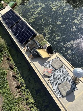 Spacious roof area with greenhouse