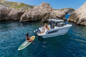 Jeanneau Merry Fisher 605 - fun on the water with a paddleboard