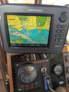 Lowrance/Navionics Route plotter linked with AIS