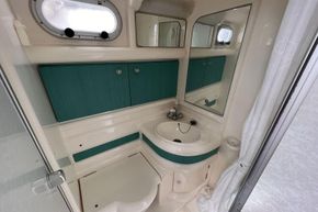 Sealine S28 - toilet compartment