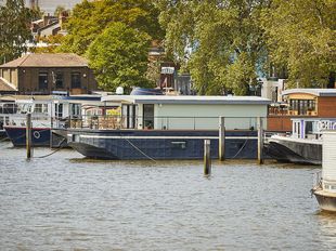 Houseboat to rent in Chelsea