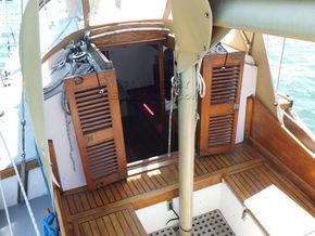 Golden Hind 31 Sailing Yacht - Companionway