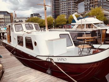 Dutch Barge with London mooring