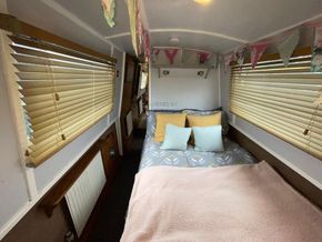 Narrowboat 54ft Cruiser Stern Re-Painted 2023 - Cabin 