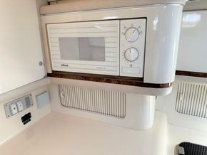 1995 Sea Ray 330 Sundancer 23