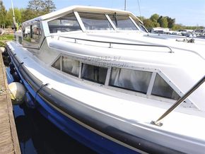 Connoisseur 1370 Large centre cockpit 3 double cruiser - Windows