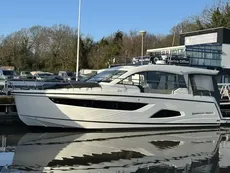 2019 Sealine C390