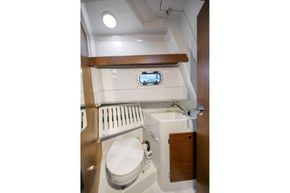 Jeanneau Merry Fisher 895 Sport - Offshore - toilet compartment with marine toilet