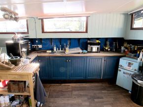 Dutch Barge 24m with Thames mooring  - Galley