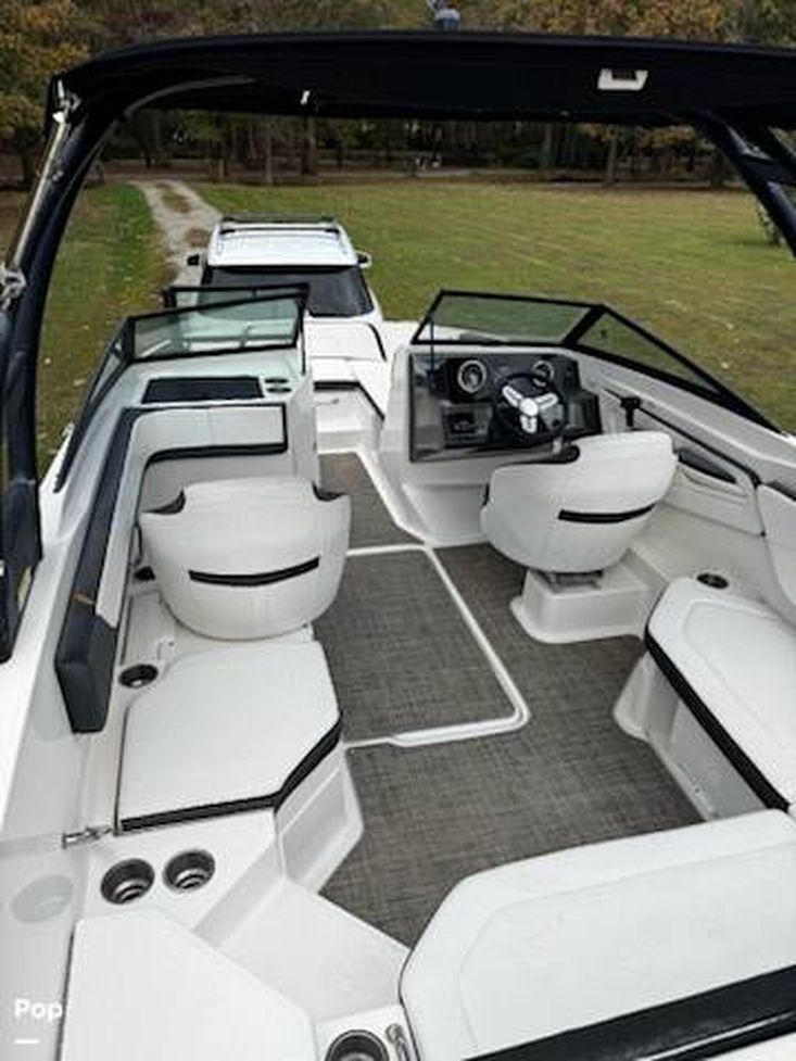 2018 Sea Ray 210 spx