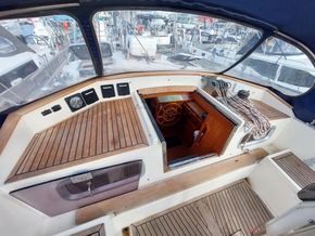 Parker Lift-Keel Yachts 335  - Companionway