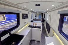 58ft 2021 Cruiser Stern Narrowboat built by Swan Boats with Bow Thrust