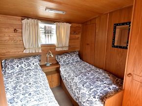 Widebeam 60 x 10 Cruiser Stern with London Mooring - Cabin 