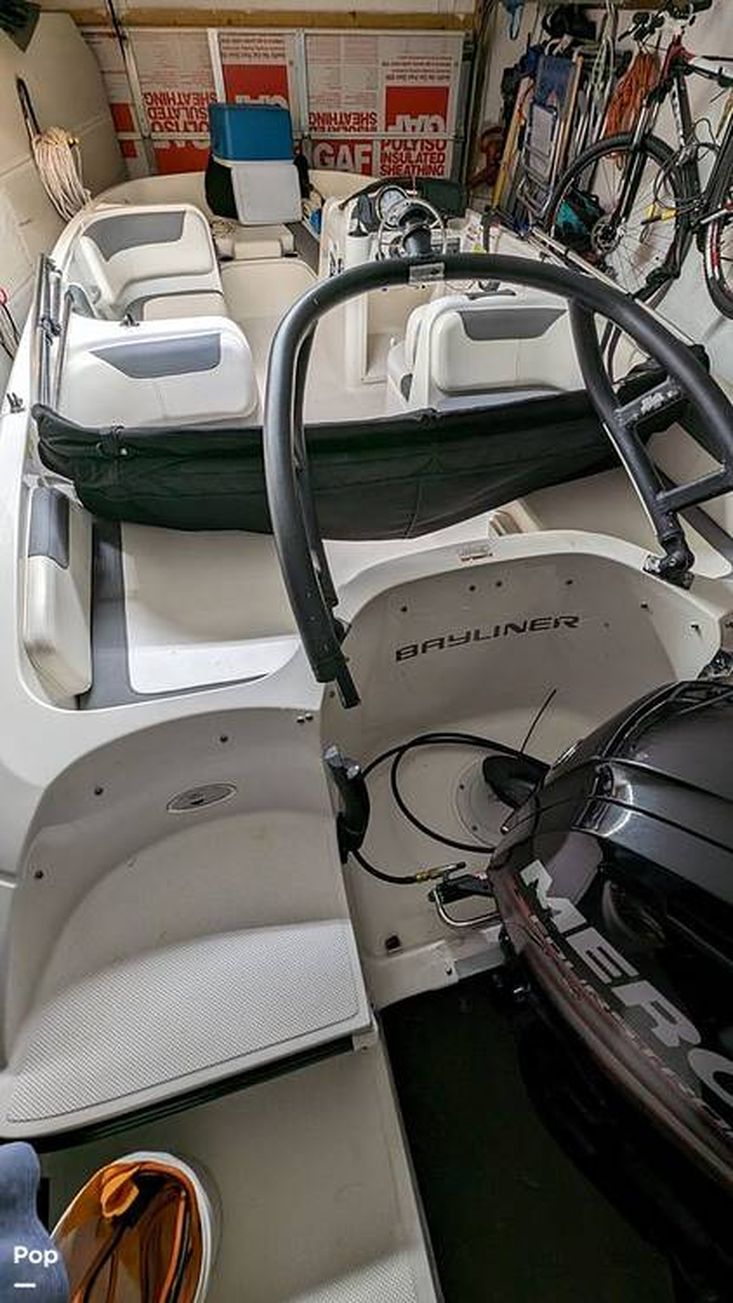 2017 Bayliner element e18