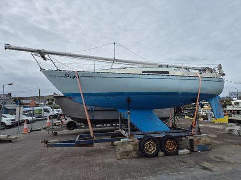 Sadler 25, deep fin keel.